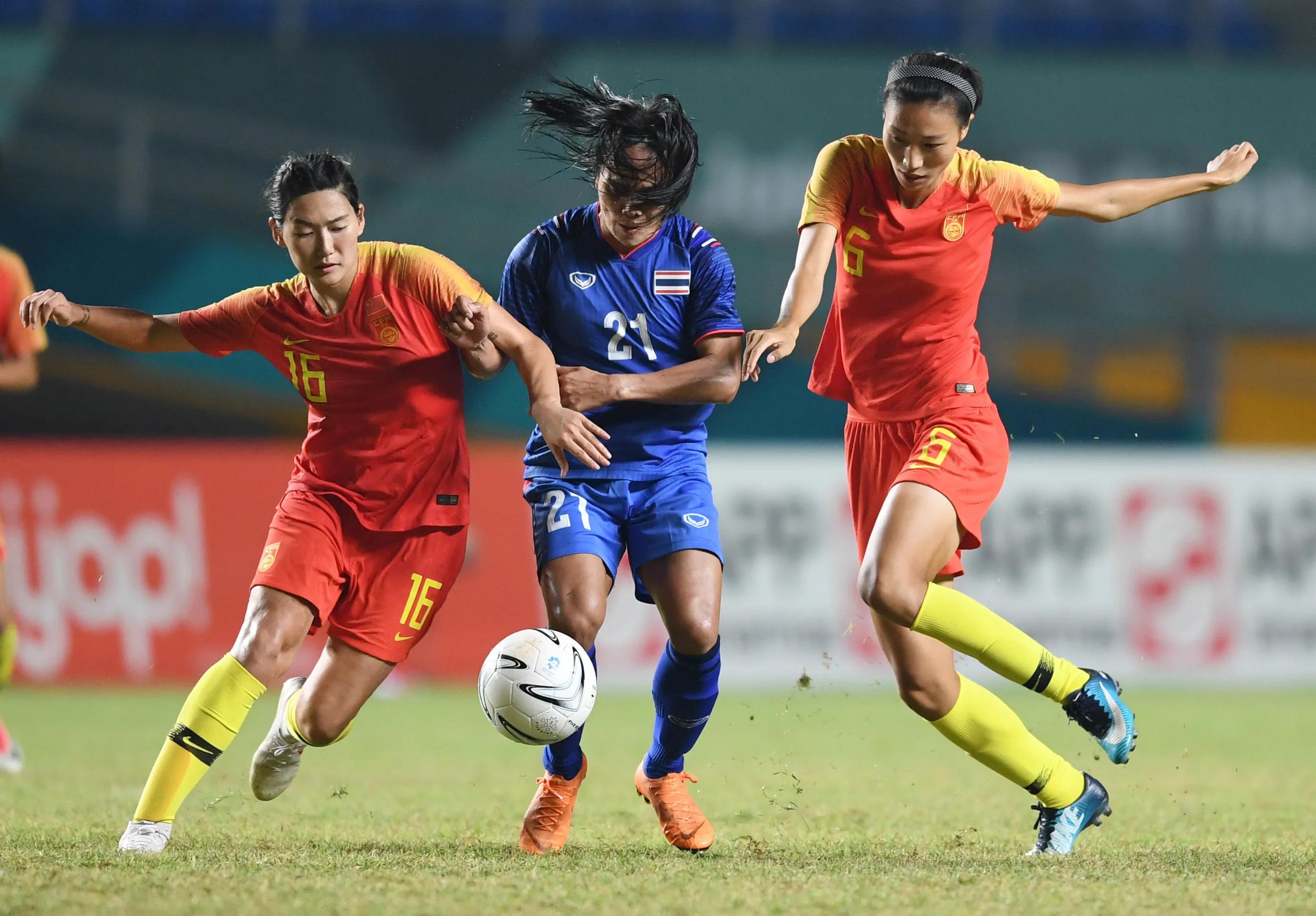 关于女子足球赛中，中国队斩获胜利进入下一轮的信息