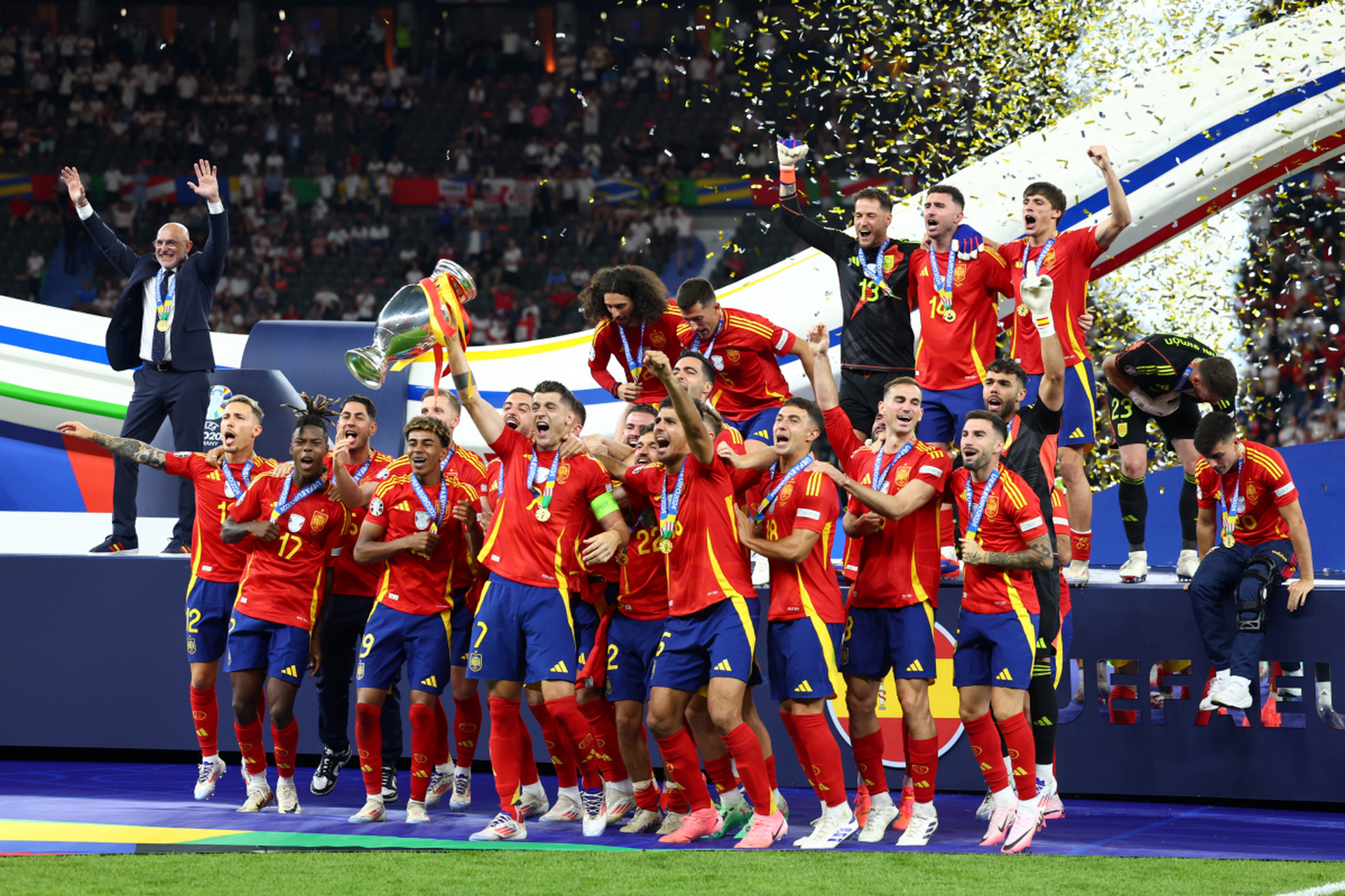 B体育体育培训-欧洲豪门之战，全世界球迷瞩目