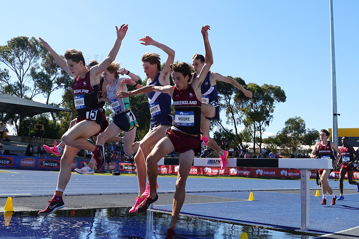 半岛体育活动-田径比赛里追赶战，铁人三项冠军浮出水面的简单介绍