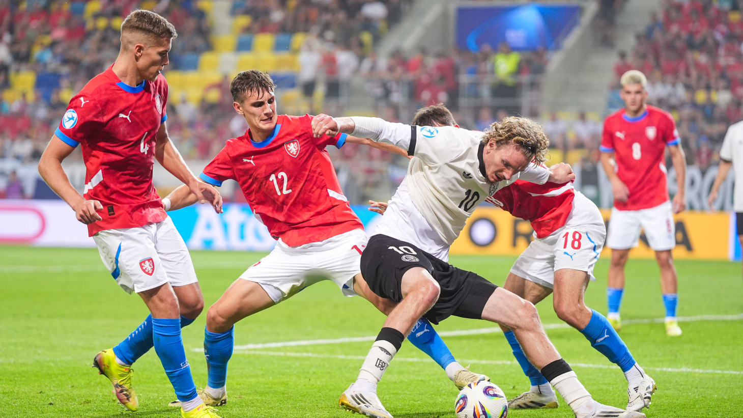 B体育体育教练-欧洲足球巅峰赛场：豪门球队背水一战