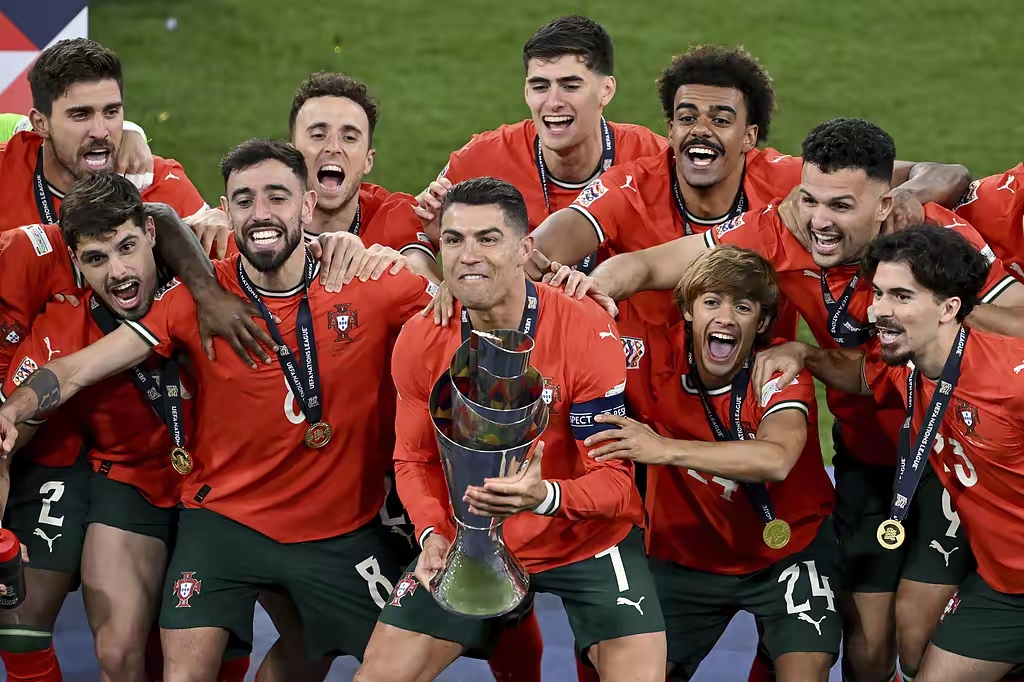 欧洲足球巅峰赛场:豪门球队背水一战 欧洲足球巅峰赛场:豪门球队背水一战