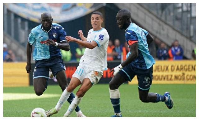 格兰纳达击败奥萨苏纳，继续保持领先